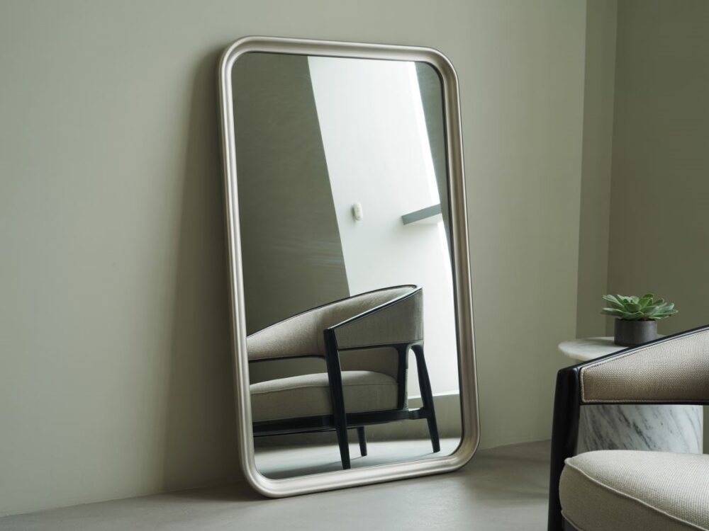 elegancka srebrna rama lustra