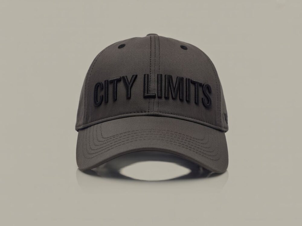 modny mężczyzna w czapce