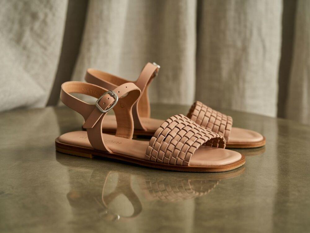 nowoczesne klapki kobiece