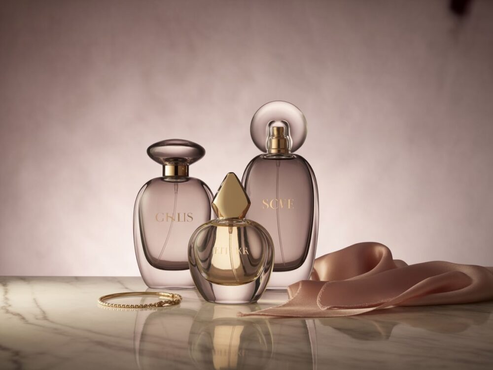 stylowe perfumy na tle kwiatów