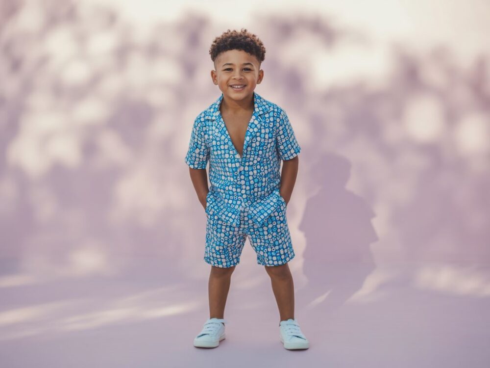 stylowy strój chłopca
